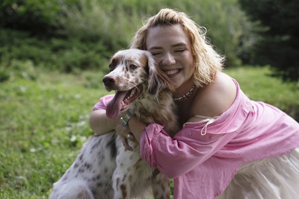 Cachorro e mulher.