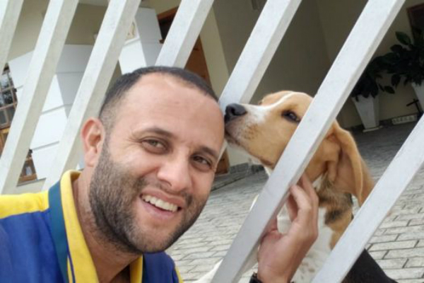 Conheça o carteiro amigo dos animais que ficou famoso no Instagram