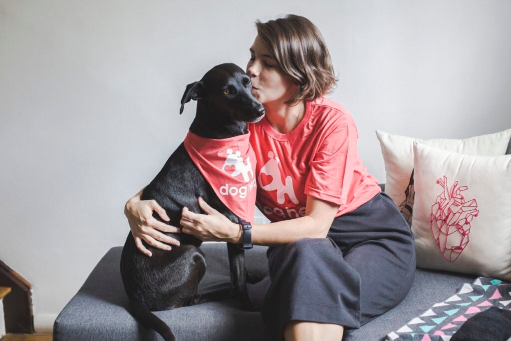 Um cãozinho sendo adestrado para aprender a se aproximar quando é chamado.