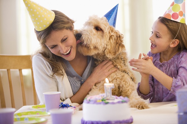 Mãe e filha comemorando aniversário do cachorro
