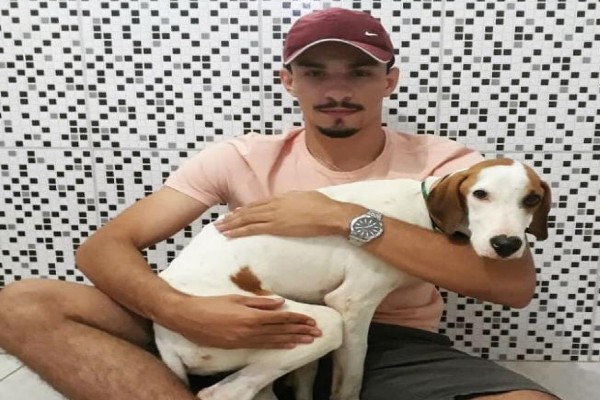 Conheça o estudante de medicina veterinária que viralizou salvando um cão de rua