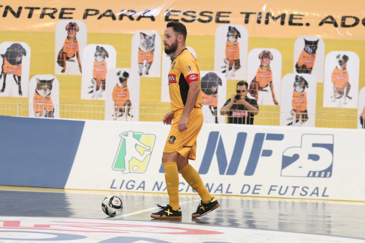 Magnus une esporte e pets em campanha de adoção