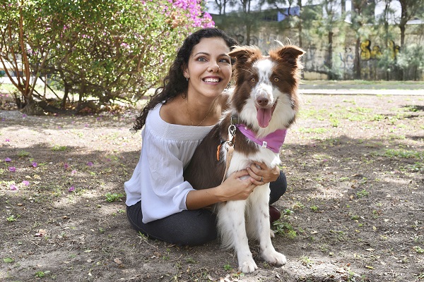 Jéssica Vieira e Zoé, a Border Collie cão-guia, abraçados