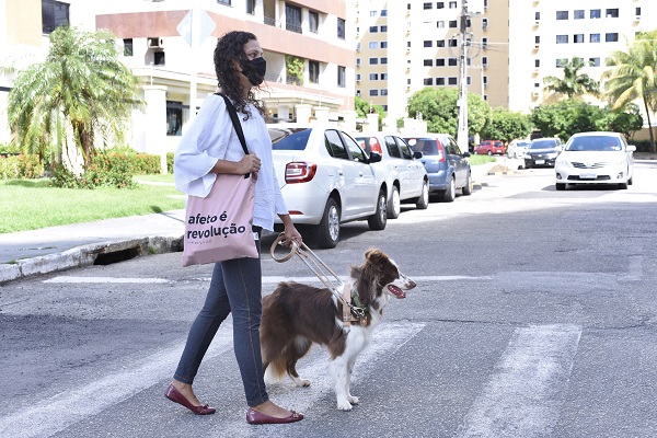 Jéssica e Zoé atravessando a rua