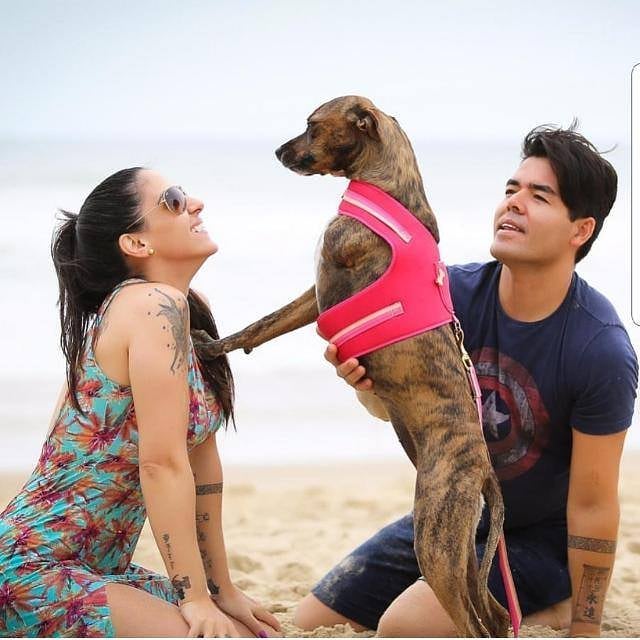 Asjoiasdalu - Luana com o marido e sua cachorra