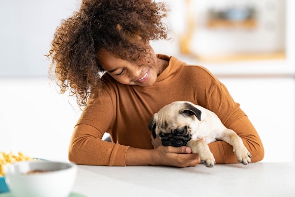 Menininha com cachorro pug