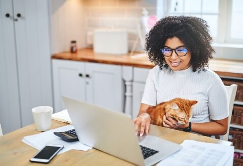 Estudo diz que gatos podem reduzir o estresse de pessoas emocionalmente sensíveis