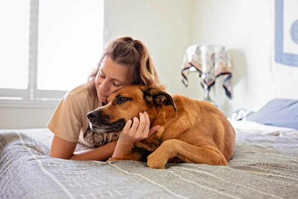 Pet sitter com cachorro