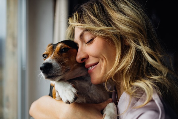 Mulher e cachorro.