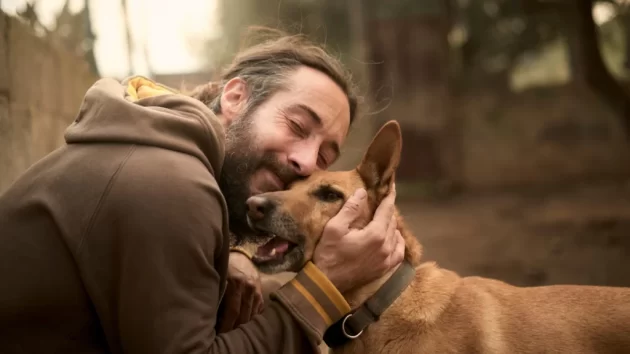 Petlove - homem abraçando o cachorro encontrado, cachorro perdido