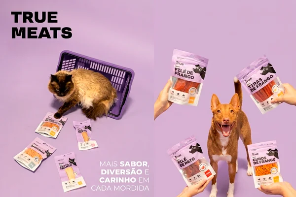 Cachorro e gato com petisco natural True Meats
